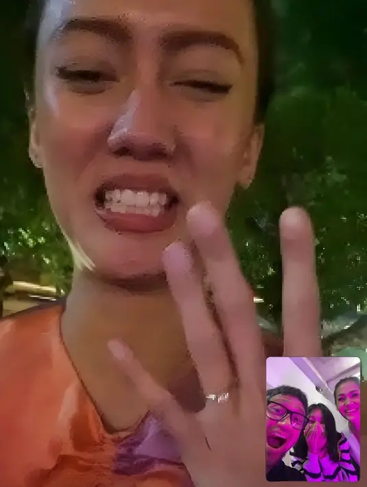 <p>Nabila Sudiro pun berbagi kebahagiaan dengan keluarganya. Ia memberi tahu Tora Sudiro dan Mieke Amalia melalui video call. [Foto: Instagram/t_orasudi_ro]</p>