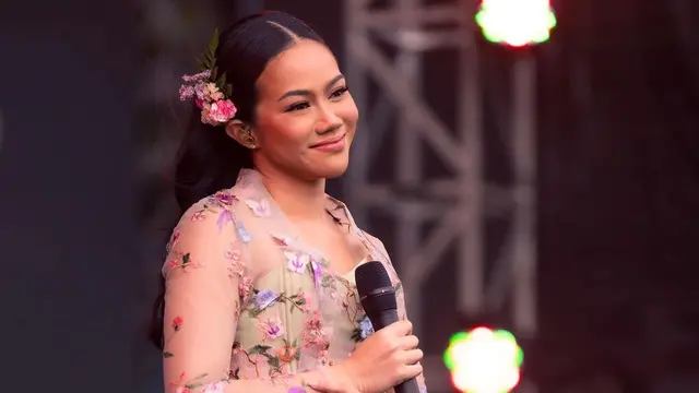 Gaya Unik Yura Yunita Kenakan Kebaya Ala Kembang Desa Modern