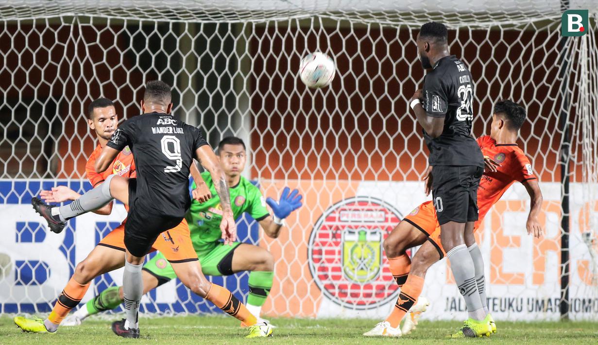 Persib Bandung semakin tak terbendung pada menit ke-34 setelah menambah gol melalui Wander Luiz. Wander Luiz yang tak terkawal kemudian berlari dan menyelesaikannya tugasnya dengan baik dan berhasil mengecoh kiper Aji Bayu. (Bola.com/Bagaskara Lazuardi)