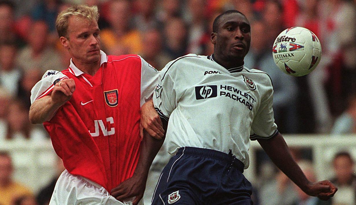 Pemain Tottenham, Sol Campbell berebut bola dengan pemain Arsenal, Denis Bergkamp pada laga Liga Premier di Stadion Highbury, Inggris, Sabtu (30/8/1997). (EPA/Paul Vicente)