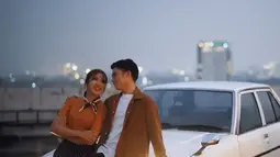 Meski bukan berlatar belakang sebagai artis, Alshad Ahmad terlihat profesional saat membintangi video klip Tiara Andini. Alshad Ahmad lebih memilih menekuni dunia konten kreator sebagai seorang YouTuber. (Liputan6.com/YouTube/Tiara Andini)