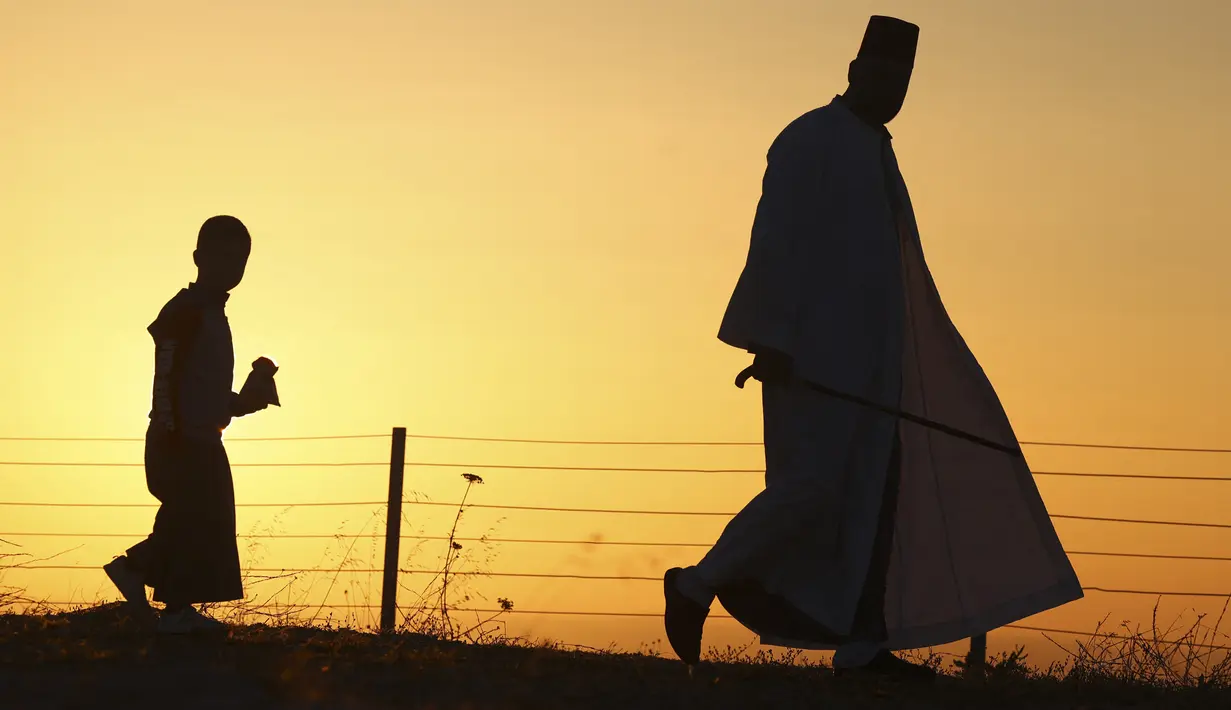 <p>Jemaat Samaria berjalan saat fajar menuju puncak Gunung Gerizim selama perayaan Shavuot menurut tradisi Samaria di dekat kota Nablus di Tepi Barat utara (5/6/2022). Perayaan ini menandai pemberian Taurat kepada orang Israel di Gunung Sinai selama tujuh minggu setelah eksodus alkitabiah mereka dari Mesir.(AFP/Jaafar Ashtiyeh)</p>