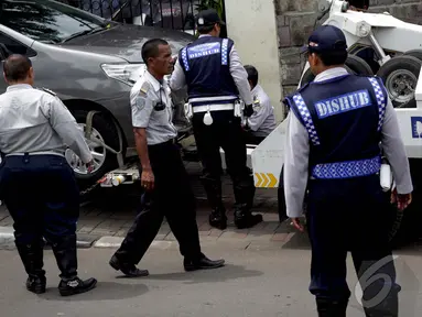 Dinas Perhubungan (Dishub) DKI Jakarta menindak pelanggaran parkir liar, Rabu (7/1/2015). (Liputan6.com/Faizal Fanani)