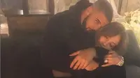Drake terlihat memeluk Jennifer Lopez dengan mesra (foto: Dailymail)
