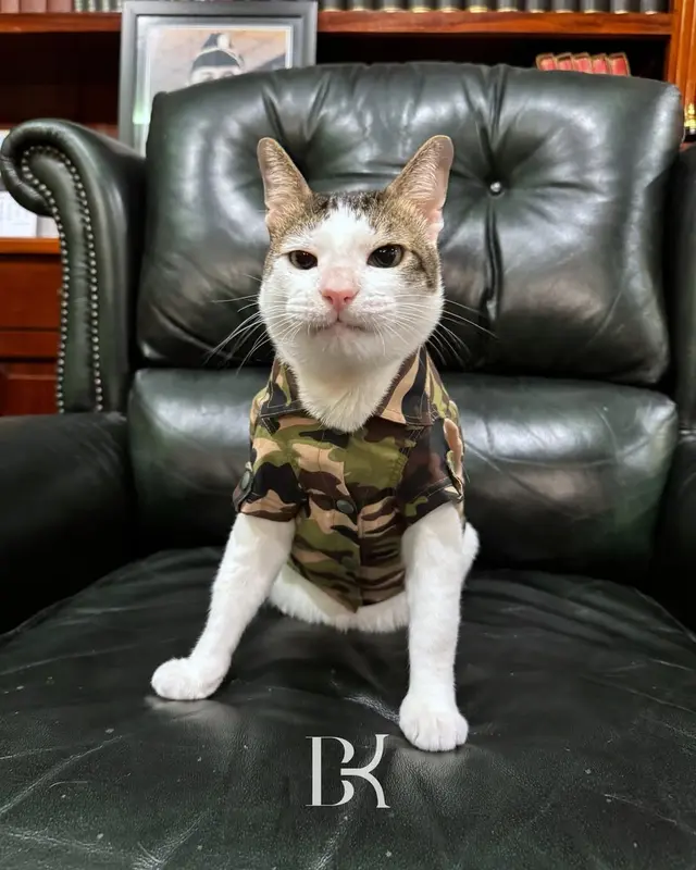 Bobby Kertanegara mengenakan baju tentara