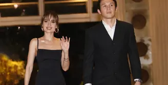 Cinta Laura kembali menunjukkan pesonanya lewat gaun spaghetti strap berpotongan square neck dan belahan tinggi yang mempertegas siluet tubuhnya. Sementara Arya Vasco tampil mendampingi sang kekasih dengan setelan jas hitam yang klasik dan tajam. [Dok/KLY/Budy Santoso].