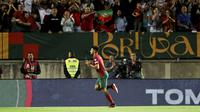 Striker Timnas Portugal, Goncalo Ramos melakukan selebrasi setelah mencetak gol kedua timnya ke gawang Luksemburg pada laga Grup J Kualifikasi Euro 2024 di Estadio Algarve, Selasa (12/9/2023) dini hari WIB. (AP Photo/Joao Matos)
