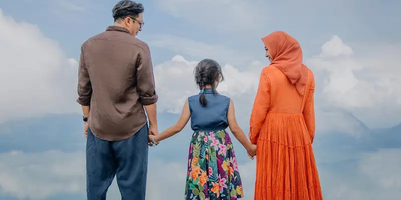 Ajak Anak, Begini Kehangatan Foto Prewedding Engku Emran dan Laudya Cynthia Bella