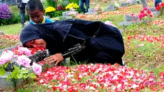 Keluarga korban Tragedi Mei 98 memeluk nisan makam sanak famili mereka yang menjadi korban Tragedi Mei 98 di TPU Pondok Ranggon, Jakarta Timur, Rabu (13/5/2015). (Liputan6.com/Yoppy Renato)