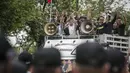 Pemimpin mahasiswa pro demokrasi mengibarkan salam tiga jari, simbol perlawanan saat aksi protes di Bangkok, Thailand, Minggu (20/9/2020). (AP Photo/Wason Wanichakorn)