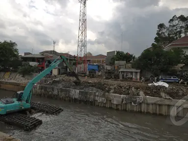 Suasana pengerukan lumpur di kali inspeksi Ciliwung, Jakarta, Selasa (3/3/2015). Pengerukan dilakukan untuk menjaga sungai tetap baik dan lancar. (Liputan6.com/Faizal Fanani)