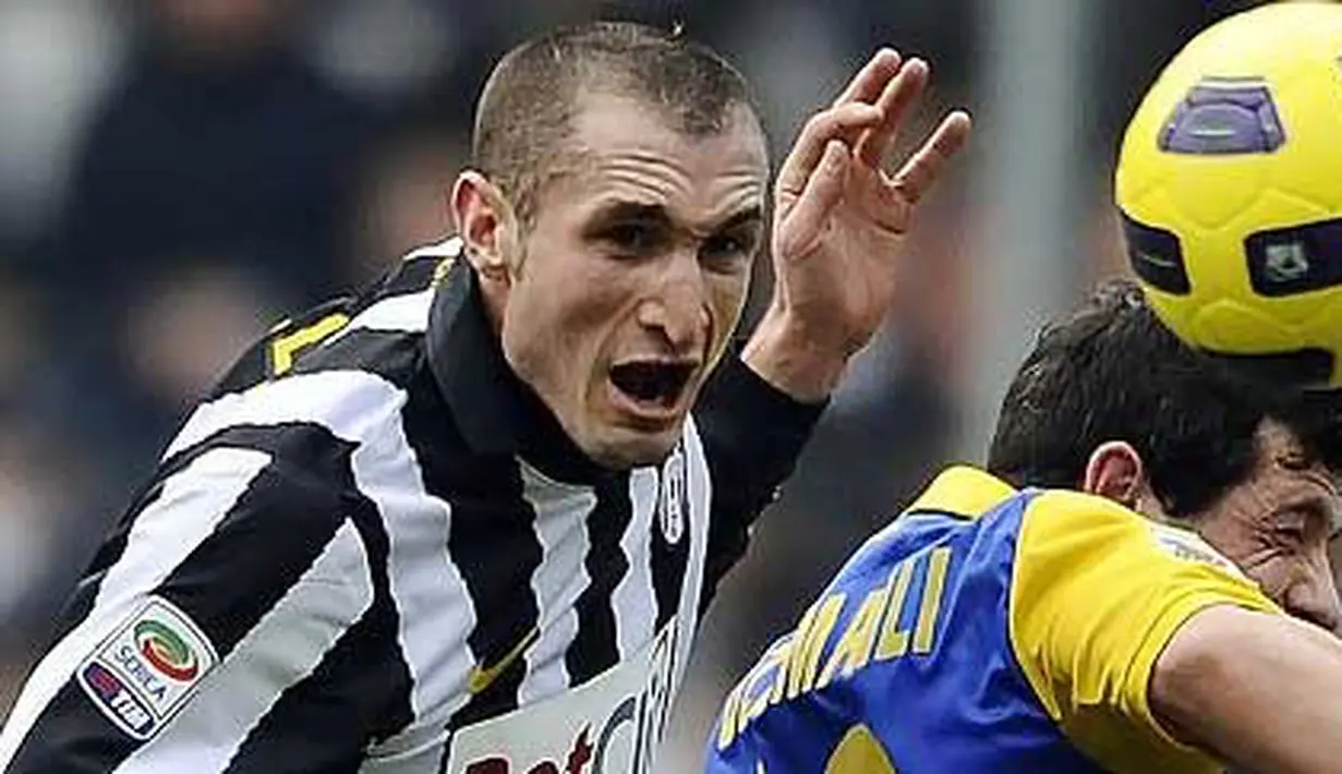 Bek Juventus Giorgio Chiellini (kiri) berebut bola dengan salah satu pemain Parma dalam partai lanjutan Serie A di Turin, 6 Januari 2011. AFP PHOTO/Filippo MONTEFORTE