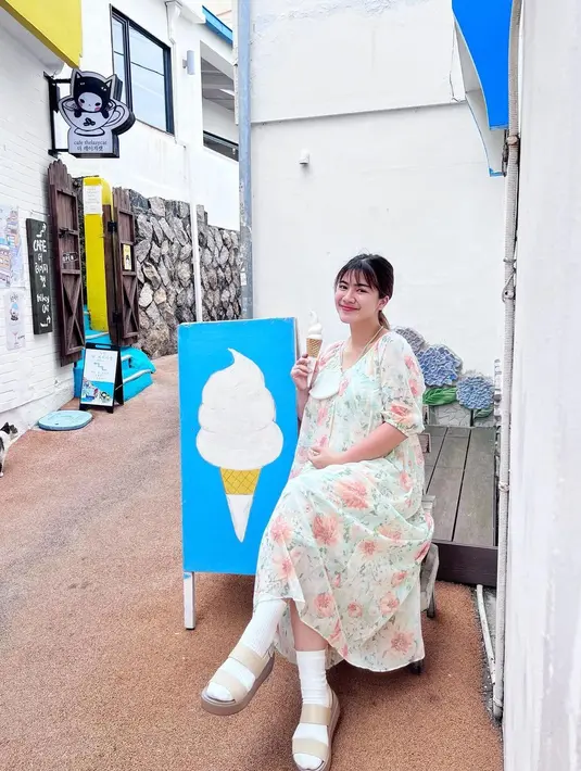 <p>Saat hamil, pakaian yang paling nyaman dikenakan adalah dress yang longgar. Untuk memberi tampilan fresh, gunakan long dress dengan motif bunga ala Felicya Angelista. [Instagram/felicyaangelista_]</p>