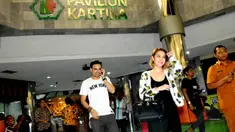 Bunga Citra Lestari dan Ashraf Sinclair tampak keluar dari RSPAD Gatot Soebroto, Jakarta, Minggu (26/10/14) (Liputan6.com/Andrian M Tunay)