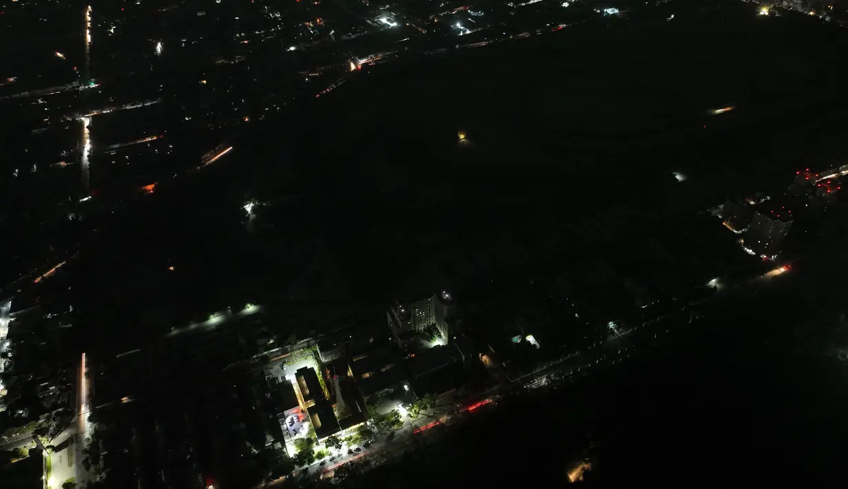 Di Santiago, lampu jalanan padam dan suara sirene kendaraan darurat terdengar di berbagai penjuru kota. (Javier TORRES/AFP)