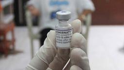 Petugas kesehatan bersiap menyuntikkan vaksin COVID-19 dosis ketiga saat vaksinasi booster COVID-19 dari rumah ke rumah di Poris Plawad, Tangerang, Jumat (21/1/2022). Pelaksanaan vaksinasi dari rumah ke rumah untuk memudahkan para lansia mendapatkan vaksin booster COVID-19. (merdeka.com/Arie Basuki)