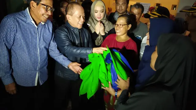 Wakil Ketua MPR RI Syarief Hasan Beri Bantuan Korban Banjir Jakarta.