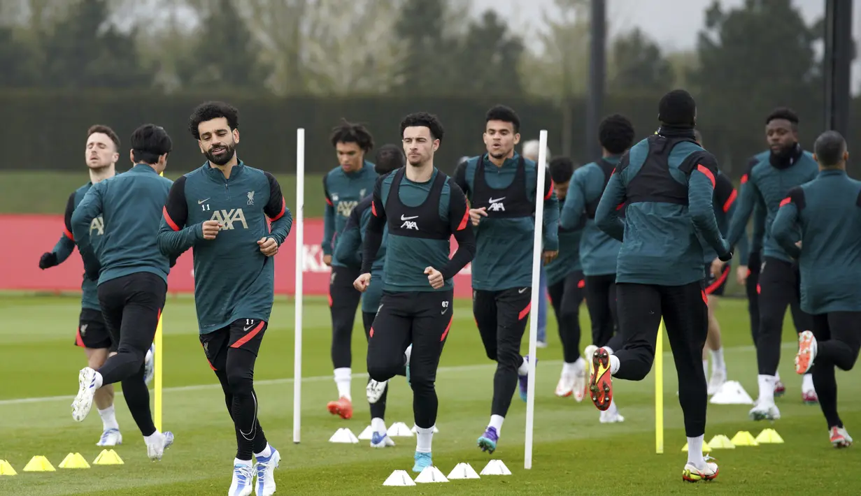 <p>Para pemain Liverpool melakukan pemanasan selama sesi latihan di AXA Training Centre, Liverpool, Inggris, Selasa (26/4/2022). Liverpool akan bertanding melawan wakil Spanyol, Villarreal pada leg pertama semifinal Liga Champions di Stadion Anfield, Kamis (28/4/2022) dini hari WIB. (Peter Byrne/PA via AP)</p>