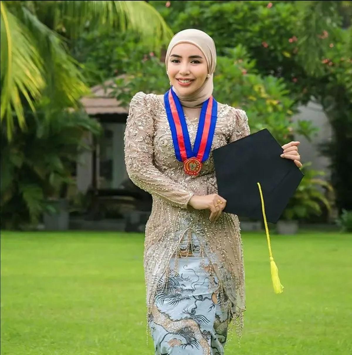 7 Potret Nurul Kamaria Lulus Kuliah di NTB, Angga Wijaya Ikut Bangga