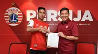 CEO Persija Jakarta, Ferry Paulus, bersama rekrutan teranyar Macan Kemayoran, Yogi Rahardian. (Media Persija)