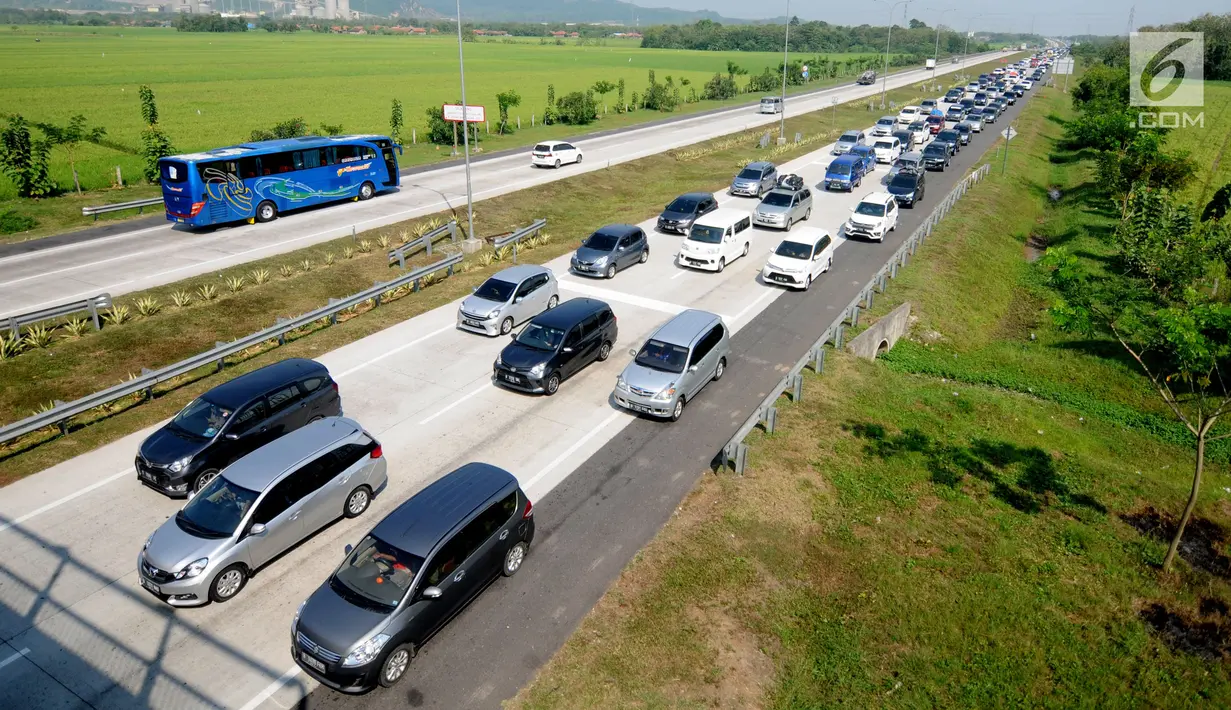 Kendaraan pemudik melintasi ruas jalan tol Palimanan, Cirebon, Jawa Barat, Rabu (21/6). Memasuki H-4 lebaran, volume kendaraan pemudik terus mengalami peningkatan. (Liputan6.com/Gempur M Surya)