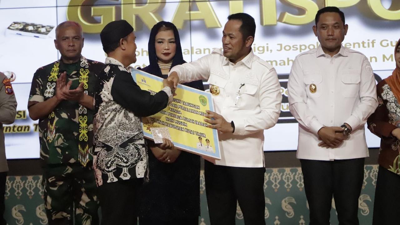 Gubernur Kaltim Harum Serahkan Program Unggulan Gratispol-Jospol di Bontang, Kutim, dan Berau