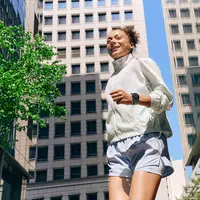 Seorang perempuan sedang lari pagi (Foto Dok: Samsung Indonesia).