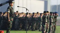Panglima TNI Jenderal TNI Moeldoko (kiri)