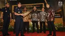 Direktur Jenderal Bea Cukai Heru Pambudi saat memberikan izin perdana berupa Nomor Pokok Pengusaha Barang Kena Cukai (NPPBKC) kepada beberapa pengusaha pabrik liquid vape di Jakarta, Rabu (18/7). (Liputan6.com/Angga Yuniar)