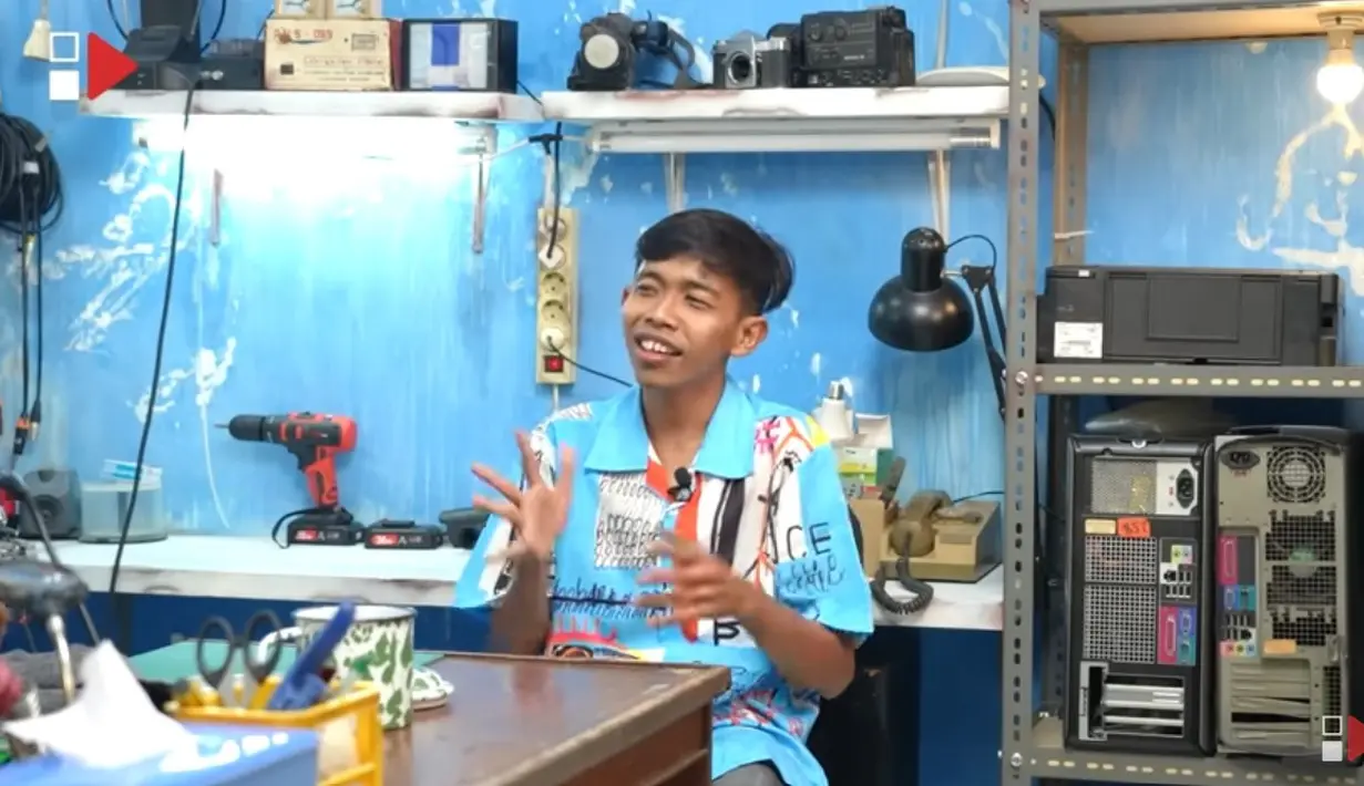 Dede kemudian melamarnya di Bandung dan diterima. Dede pun akhirnya menikah. Taunya keluarganya Dede sudah jadi artis. Padahal, ia sudah menjelaskan jadi cleaning service. [Youtube/HAS Creative]