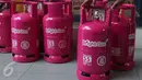 Seorang petugas Bright Store saat menata tabung - tabung gas elpiji berwarna pink Gas ukuran 5,5kg di SPBU Pertamina Abdul Muis, Jakarta,Senin (19/10/2015). Gas Elpiji ini diperuntukkan untuk para kaum hawa. (Liputan6.com/Angga Yuniar)