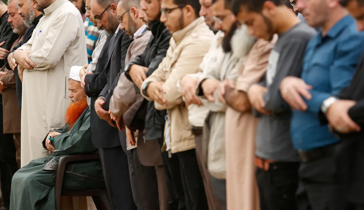 Kemarau yang melanda beberapa bulan terakhir di Gaza menyebabkan krisis air di kawasan tersebut, Palestina, Rabu (16/11). Warga melakukan Salat Istisqa agar diberi hujan oleh Allah. (REUTERS)