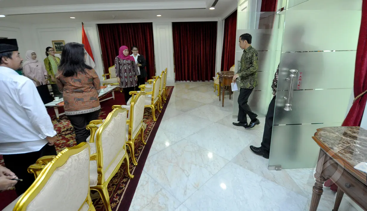Presiden Jokowi saat menemui perwakilan Komnas Perempuan di Istana Negara, Jakarta, Senin (16/3/2015). Komnas Perempuan memaparkan temuan terbaru tentang kekerasan atas perempuan. (Liputan6.com/Faizal Fanani)