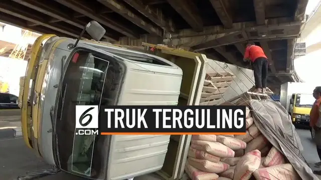 VIDEO: Diduga Kelebihan Muatan, Truk Pengangkut Semen Terguling