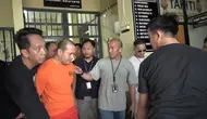 Polri berhasil menangkap buronan nomor satu Thailand bernama Chaowalit Thongduang. Pimpinan gangster Thailand ini ditangkap saat bersembunyi di Bali. (Foto: Istimewa)