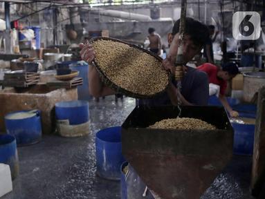 Pekerja melakukan proses pengolahan tahu di Sentra Industri Tahu, Jakarta, Kamis (10/7/2025). (Liputan6.com/Angga Yuniar)
