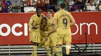 Penyerang Barcelona, Raphinha (kedua kiri) berselebrasi dengan rekan satu timnya setelah mencetak gol ke gawang Sevilla pada pertandingan lanjutan La Liga Spanyol di Seville, Spanyol, Sabtu (3/9/2022). Barcelona menang telak atas Sevilla 3-0. (AP Photo/Jose Breton)