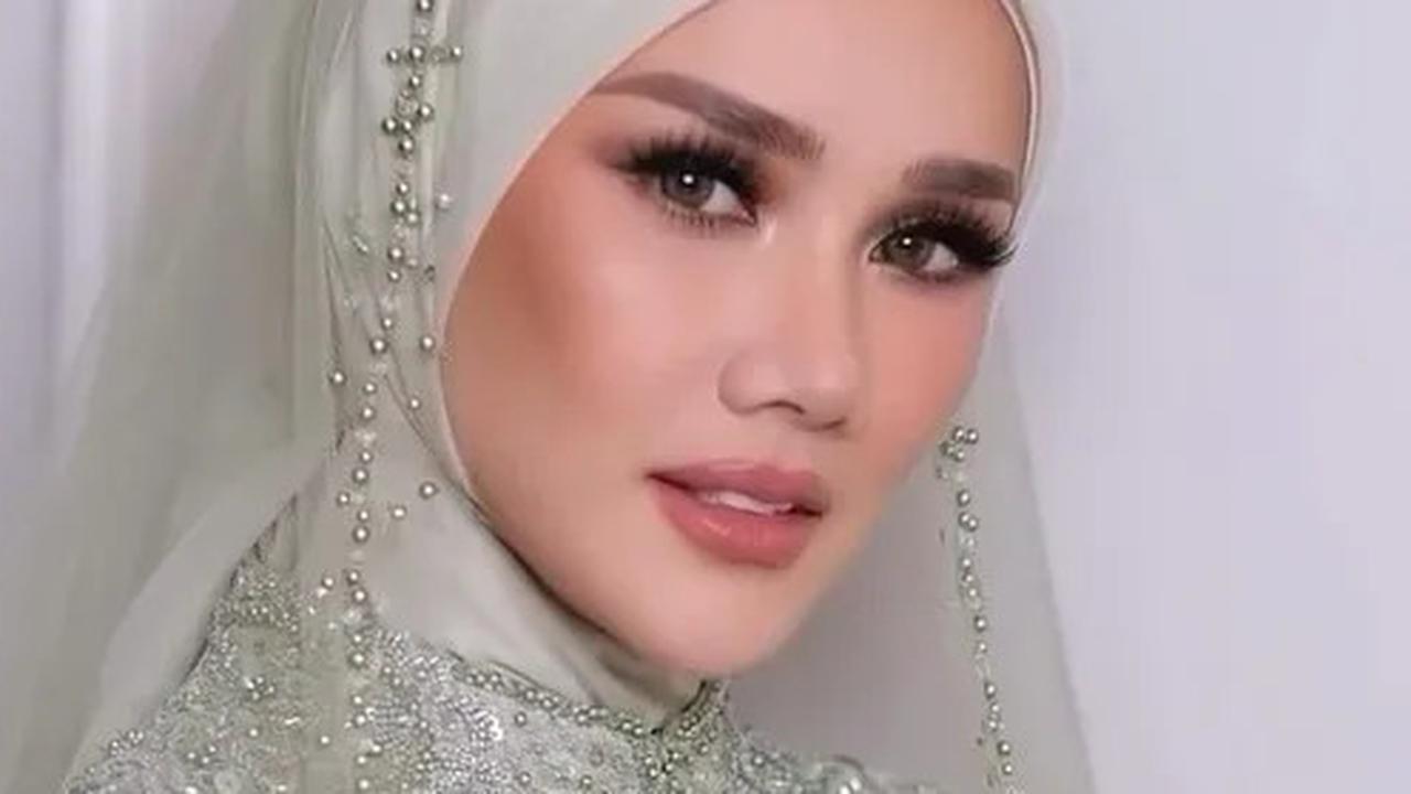 7 Potret Detail Makeup Mulan Jameela di Momen Akad Nikah Al Ghazali & Alyssa Daguise, Pakai Berlian Mewah hingga Tebar Senyum Manis