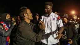 Doa bersama mengenang tujuh hari Tragedi Kanjuruhan juga dihadiri pemain Arema FC. Salah satu yang hadir adalah Abel Camara. (Bola.com/Bagaskara Lazuardi)