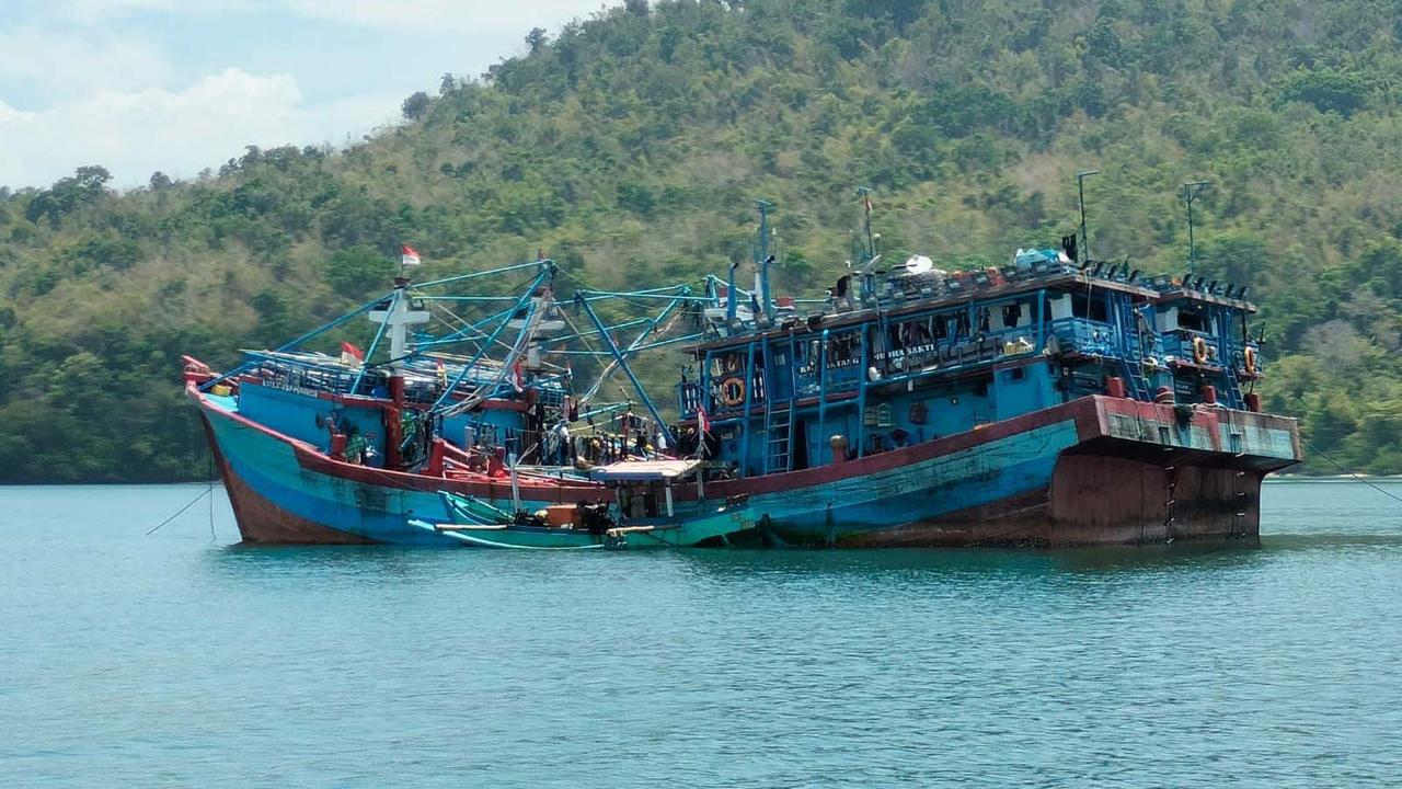 FOTO: Kapal KM Anugrah Indah-18 Terbakar di Laut Sumbawa, TNI AL Evakuasi 25 ABK