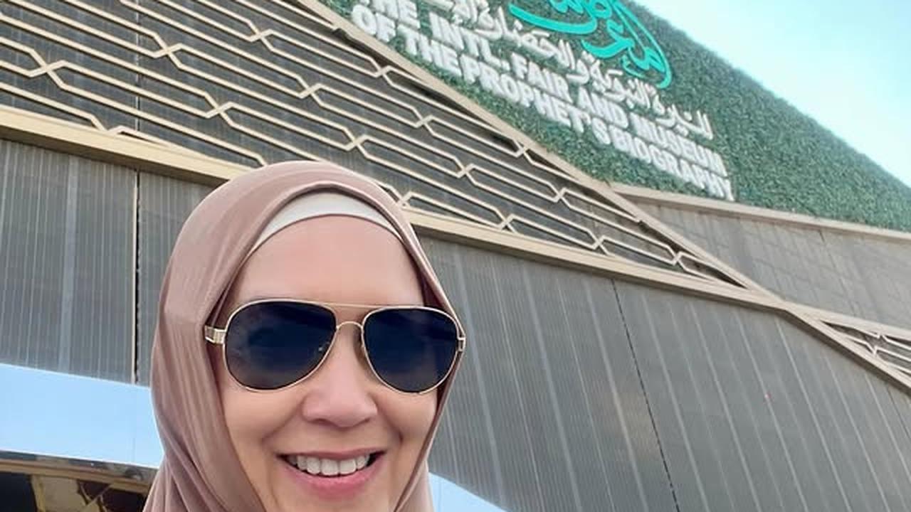 Penampilan Ira Wibowo Berhijab Saat Umrah Bikin Pangling, Ungkap Hal Istimewa Ini Ketika di Tanah Suci