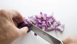 Cara Memotong Bawang Merah Tanpa Bikin Mata Perih dan Menangis, Pakai Trik Sederhana