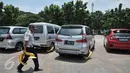 Sejumlah mobil hasil razia dan ban tergembok terparkir di IRTI Monas, Jakarta, Senin (13/3). Pada periode Januari-Febuari, Dishub menindak 6.437 kendaraan dengan sanksi ditilang. (Liputan6.com/Yoppy Renato)