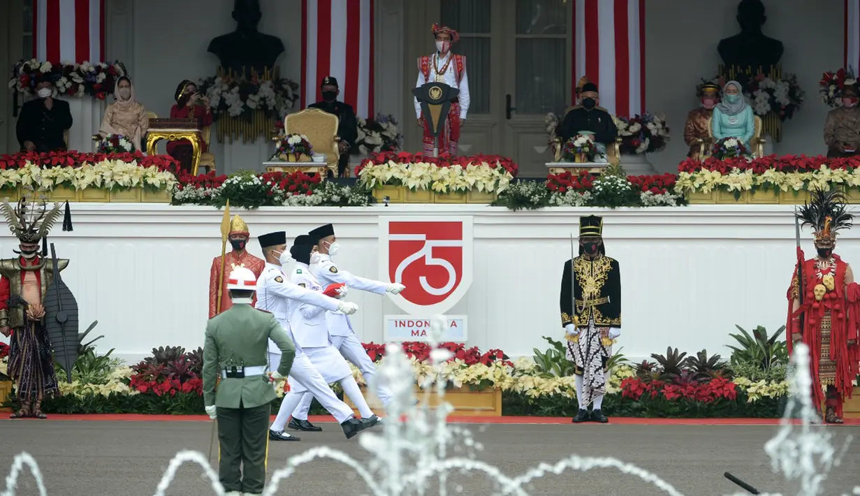 Peringatan Detik-Detik Proklamasi Kemerdekaan RI: Pasukan Pengibar Bendera Pusaka (Paskibraka) membawa Bendera Merah Putih saat Upacara Peringatan Detik-Detik Proklamasi 1945 yang dipimpin oleh Presiden Joko Widodo di Istana Merdeka, Jakarta, Senin (17/8/2020). (Foto: Biro Pers Sekretariat Presiden)