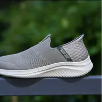 Sepatu yang memberikan pengalaman nyaman dan praktis sekaligus dar Skechers.