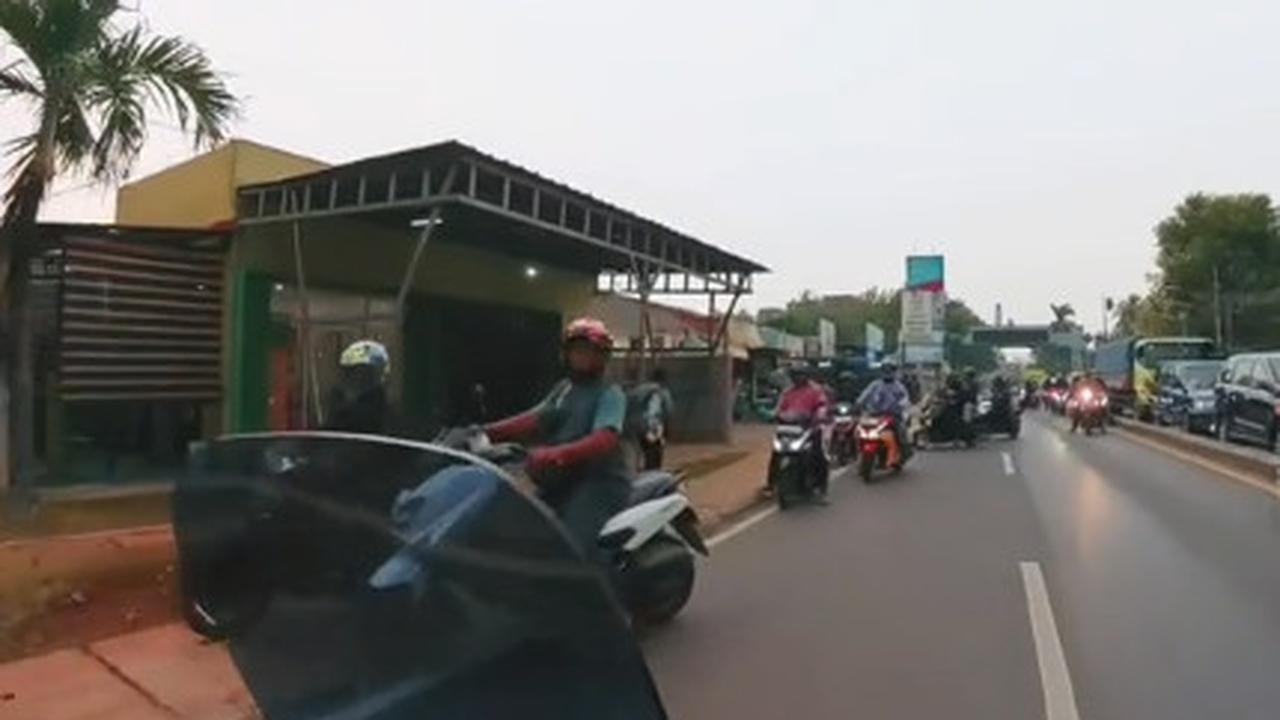 Auto Bubar, Aksi Pemotor dengan Mobil yang Kompak Hadang Pengendara yang Lawan Arus Jalanan Ini Banjir Pujian