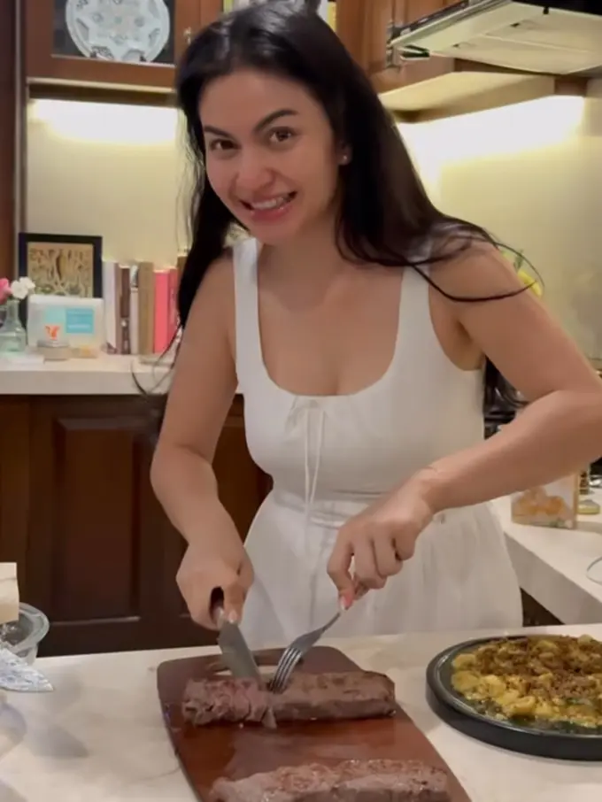 Gaya Ariel Tatum saat sedang masak. [@didietmaulana]