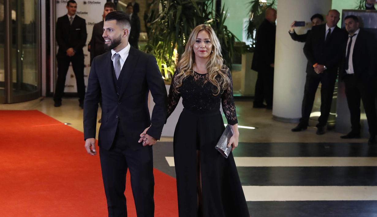 Striker Argentina, Sergio Aguero, didampingi sang kekasih menghadiri resepsi pernikahan bintang Barcelona, Lionel Messi di Kompleks City Center, Santa Fe, Jumat (30/6/2017). (EPA/David Fernandez) 