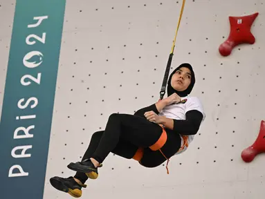 Ekspresi Rajiah Sallsabillah dari Indonesia saat menang di perempat final panjat tebing kecepatan putri dalam Olimpiade Paris 2024 di Le Bourget Sport Climbing Venue, Le Bourget, 7 Agustus 2024. (Fabrice COFFRINI / AFP)