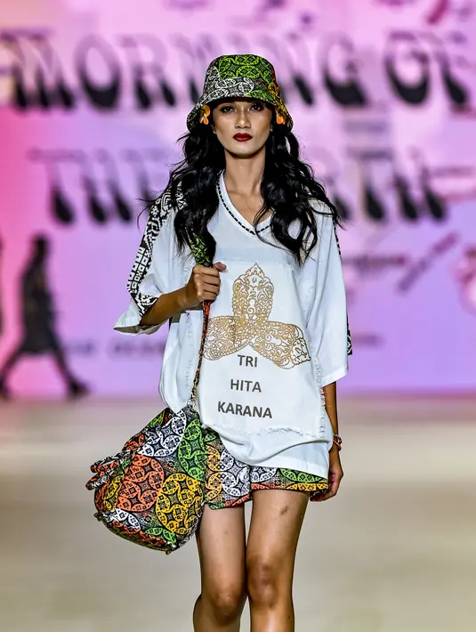 Motif koleksi ini terinspirasi dari Kain Poleng Bali dan motif khas Gerinsing yang menampilkan kekayaan budaya Bali Aga. [Foto: Document/JFW]